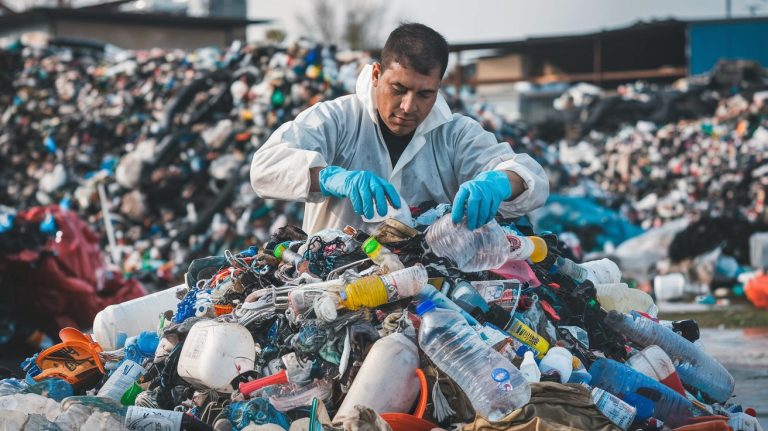 Apakah RO Membantu Mengurangi Limbah Plastik?