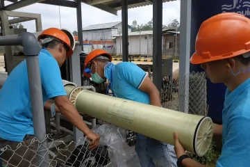 Teknisi profesional PT Tirtamakmur Wisesa Abadi sedang melakukan maintenance dan pengecekan pompa mesin RO (Reverse Osmosis) di lokasi pelanggan.