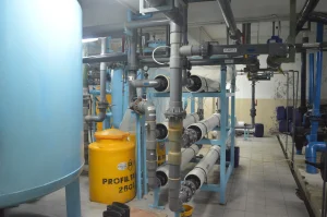 Instalasi pipa air dan tangki penyimpanan air bersih
