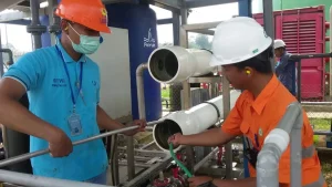 Pemasangan pompa industri pada Instalasi Pengolahan Air